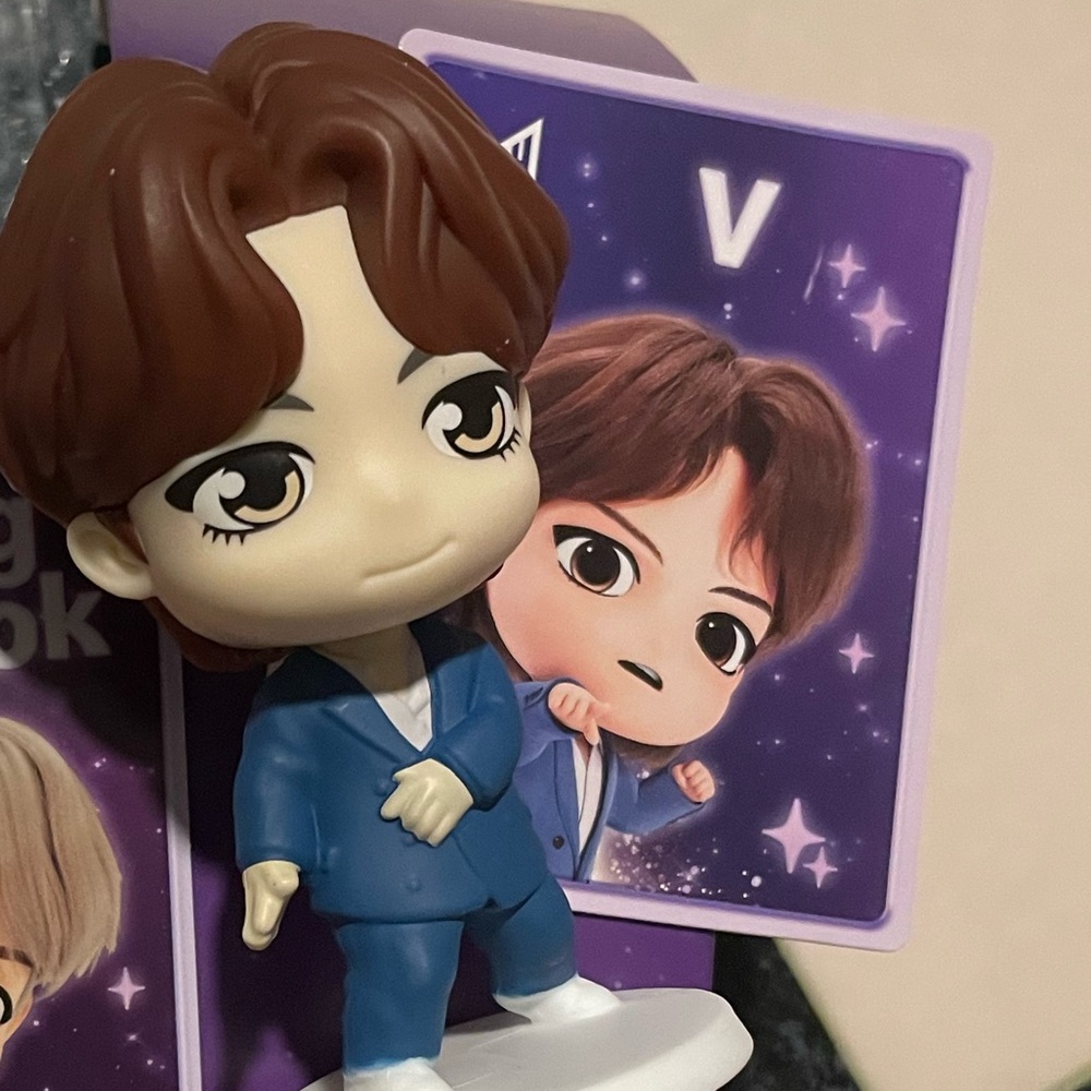 Tiny tan v
